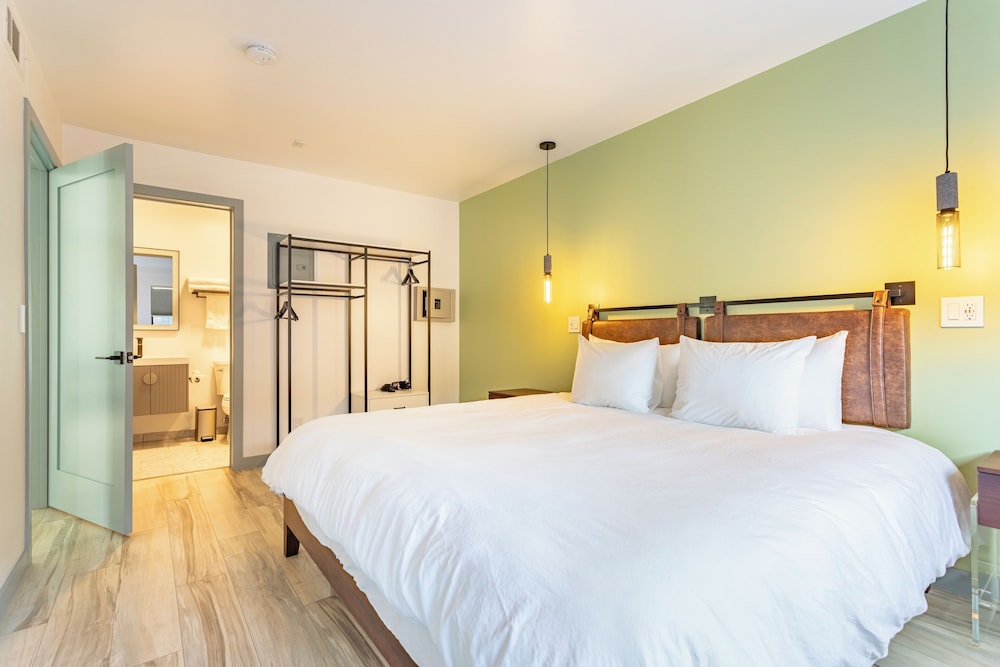 2 BEDROOMS, CONDO, FAMILY