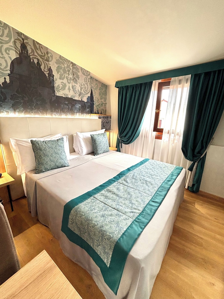 SUPERIOR, DOUBLE OR TWIN BED, TERRACE