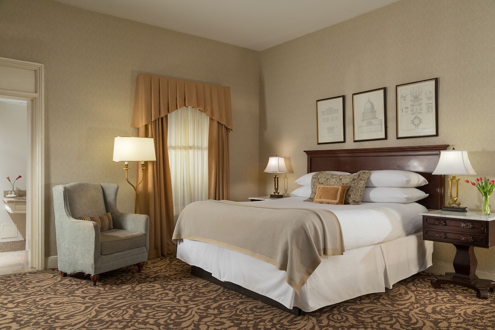DELUXE, KING BED