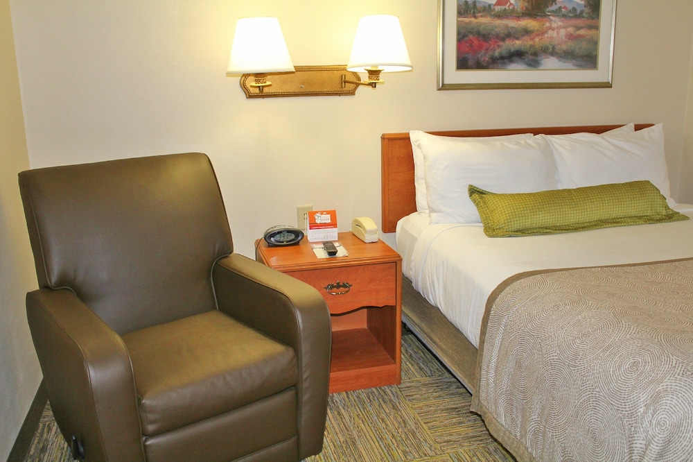 Candlewood Suites Syracuse-Airport 18/75