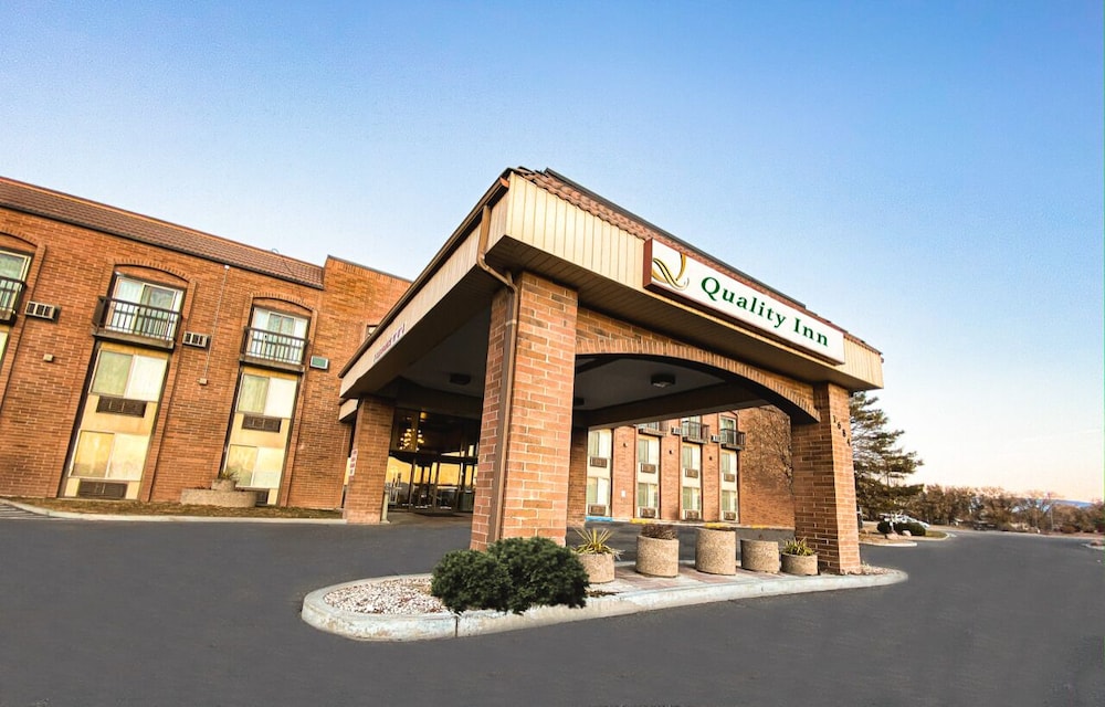 Quality Inn Vernal Near Dinosaur National Monument 2/43