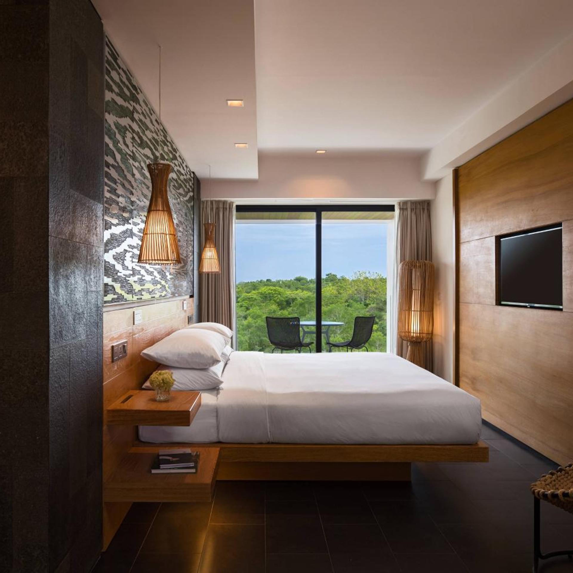 Guest Room, Deluxe, King Bed, Garden View, Balcony