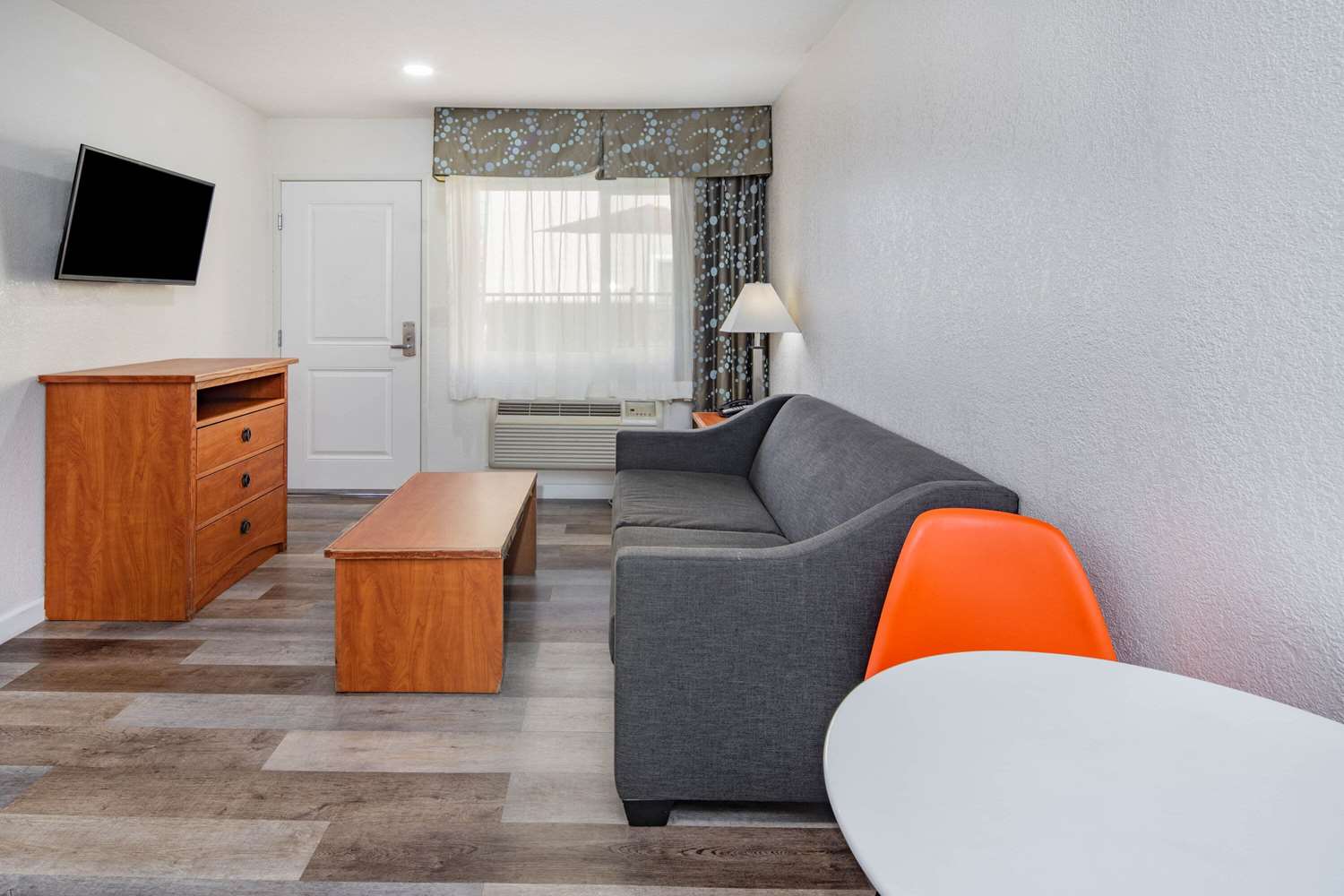 Howard Johnson Suites by Wyndham San Diego Chula Vista/BayFt 6/12