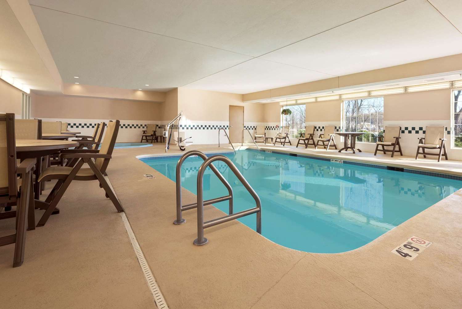 Country Inn & Suites by Radisson, Clinton, IA 13/19