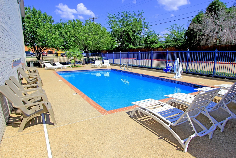 Days Inn by Wyndham Round Rock 4/43