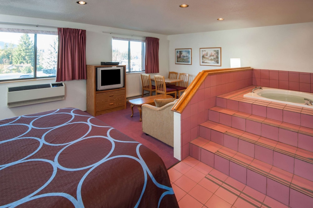 Super 8 by Wyndham Salmon Arm 27/35