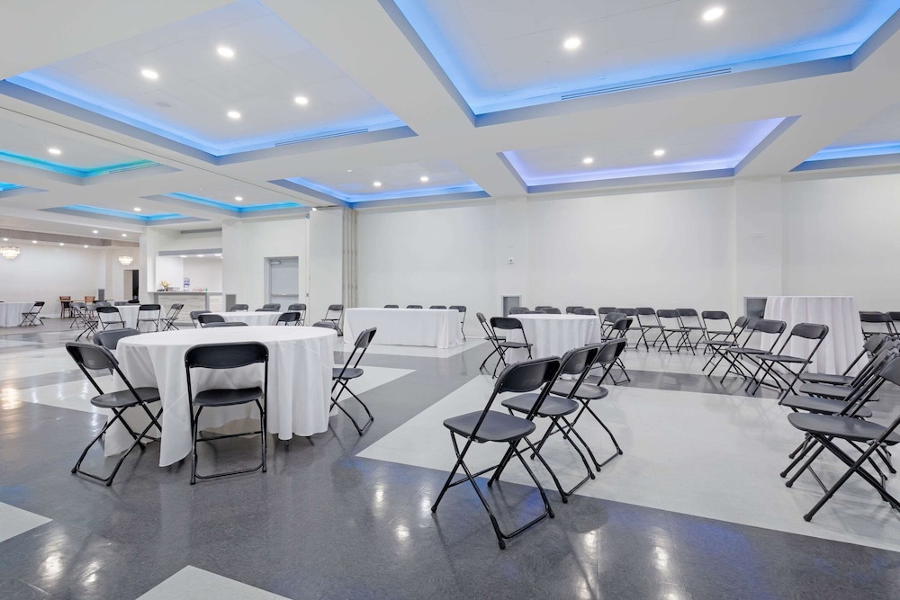 Clarion Hotel & Suites BWI Airport North 44/62