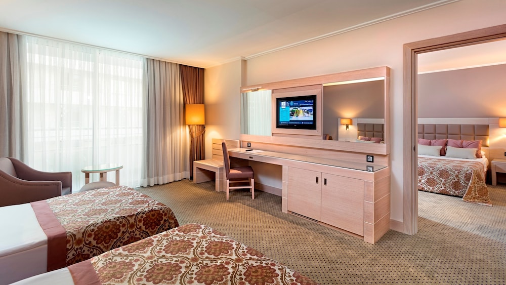 Miracle Resort Hotel 32/72