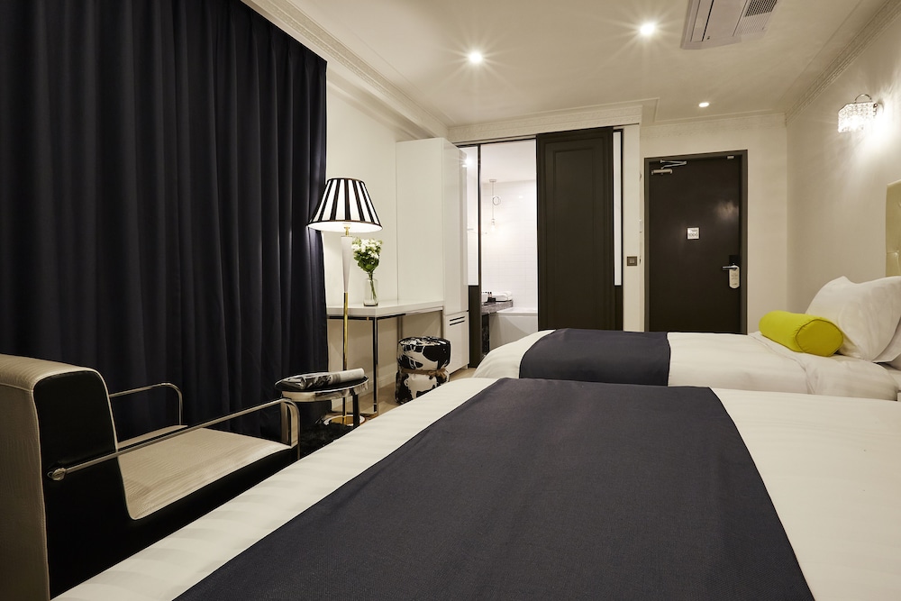 URBAN ISLAND HOTEL 5/28