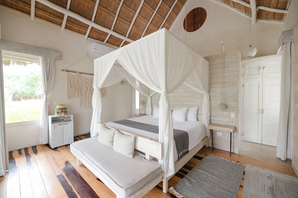 SUITE, KING BED, OCEAN FRONT