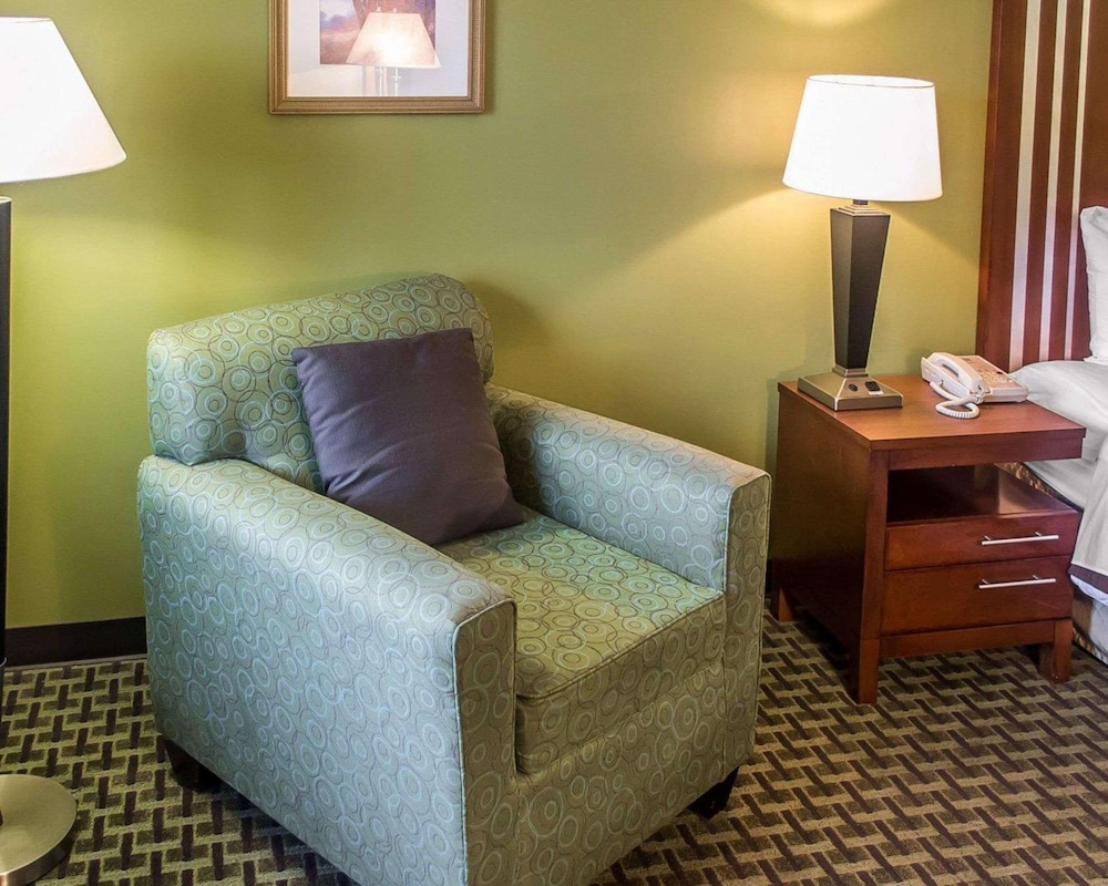 Days Inn by Wyndham Austintown 30/41