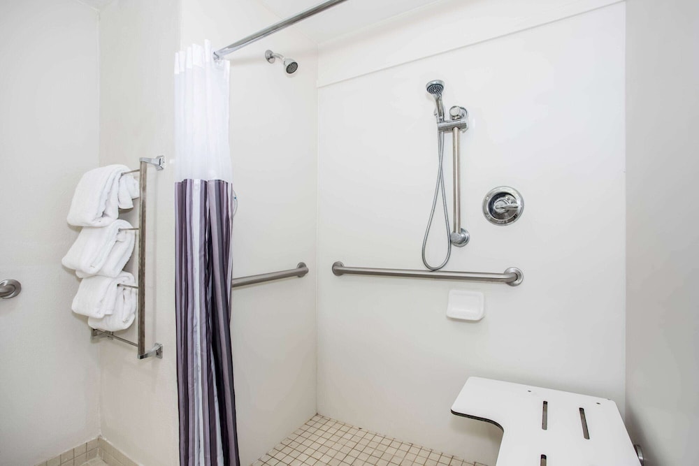 La Quinta Inn & Suites by Wyndham Melbourne Viera 24/56