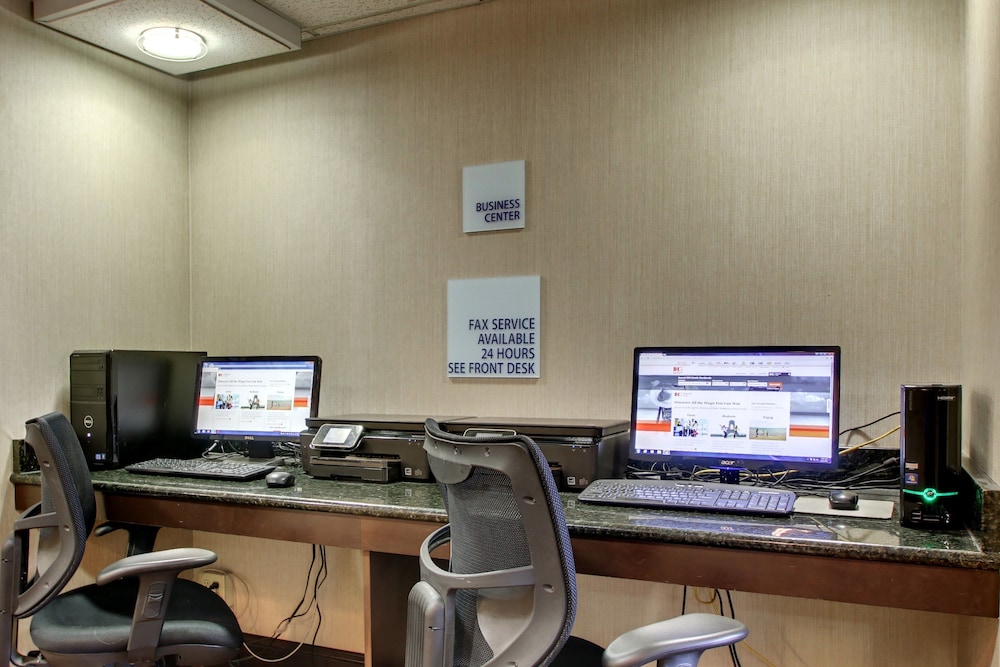 Holiday Inn Express Fort Campbell-Oak Grove 44/48