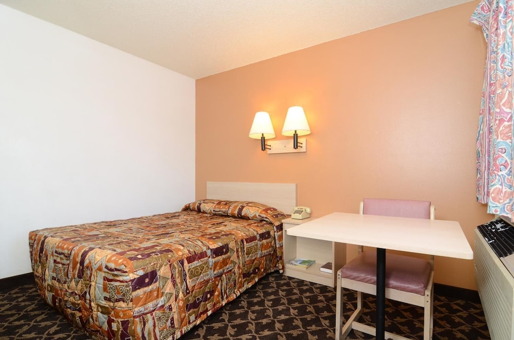 Super 7 Motel 9/22