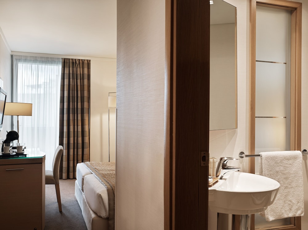 غرفة متصلة عائلية بسرير كوين وسريرين فرديين بإطلالة على المدينة بغرفتي نوم، Galaxy Hotel Iraklio 8/8