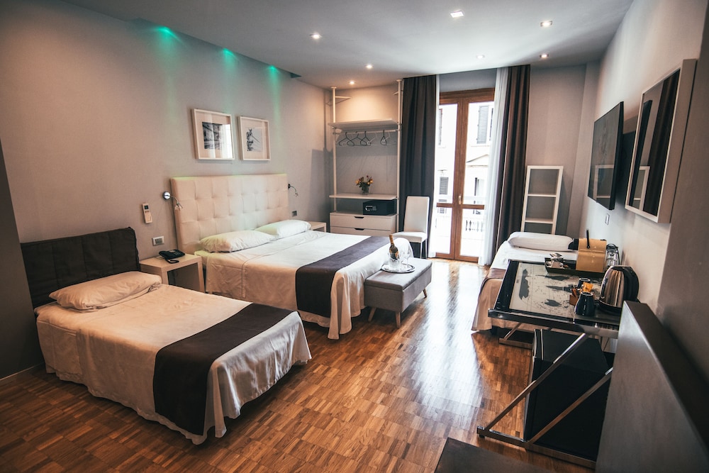 ROOM, QUADRUPLE
