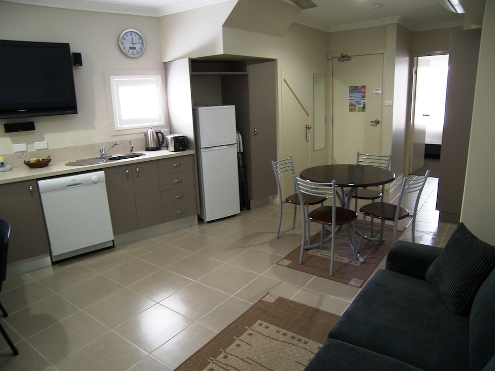 Aston Hill Motor Lodge 5/43