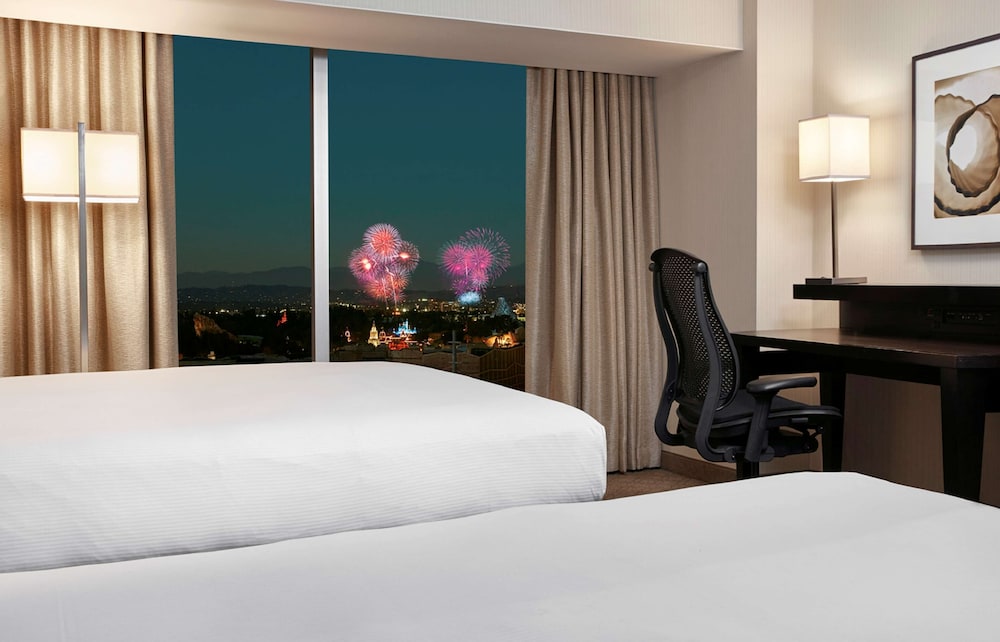 Hilton Anaheim 28/85