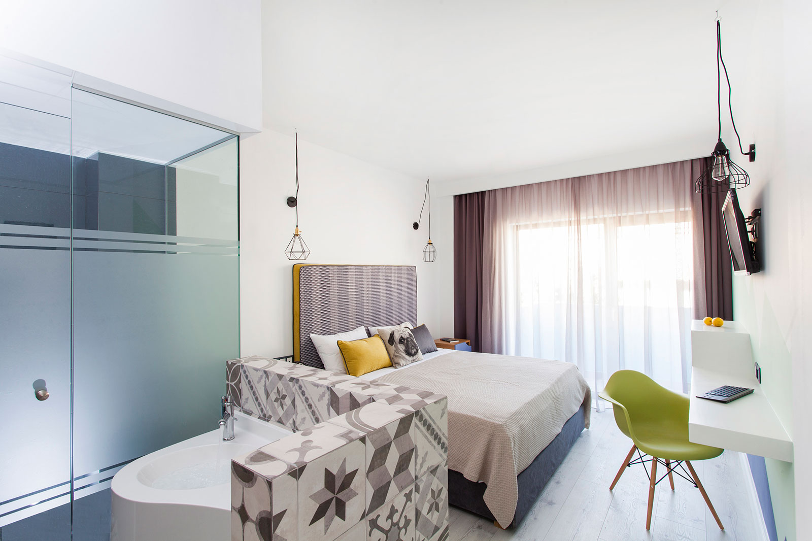 Blue Bottle Hotel 11/90