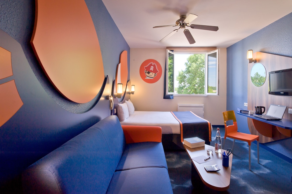 Explorers Hotel 35/67