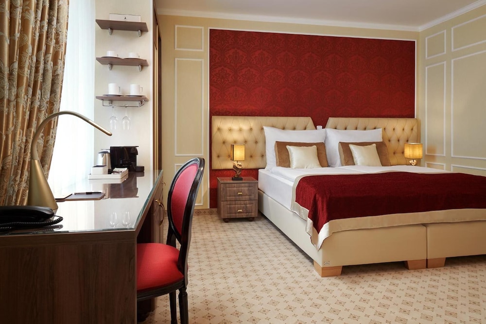 Honour And Grace Hotel 8/26