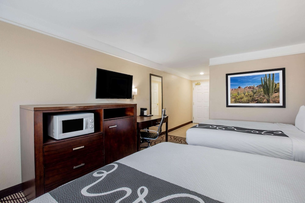 La Quinta Inn & Suites by Wyndham Hesperia Victorville 8/44