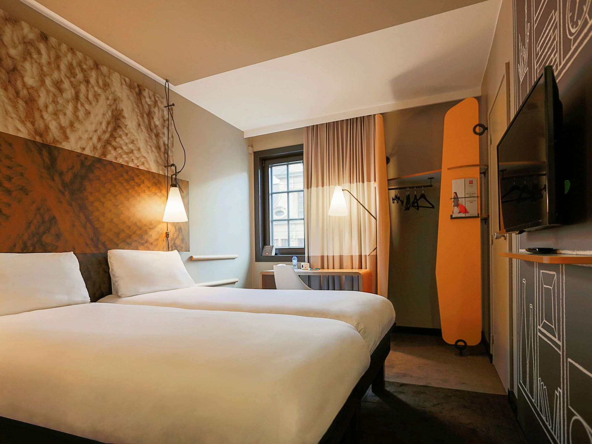 ROOM, TWIN BEDS