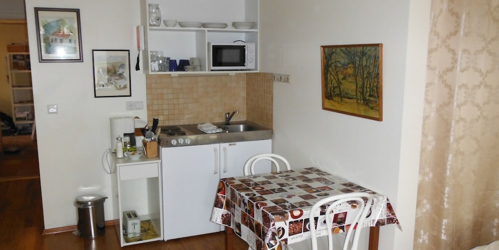 Three Sisters Studio Apartments 20/43