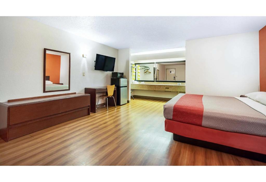 1 King Bed - Smoking, Micfridge, Sofa-Bed, Motel6 Covington, TN 5/10