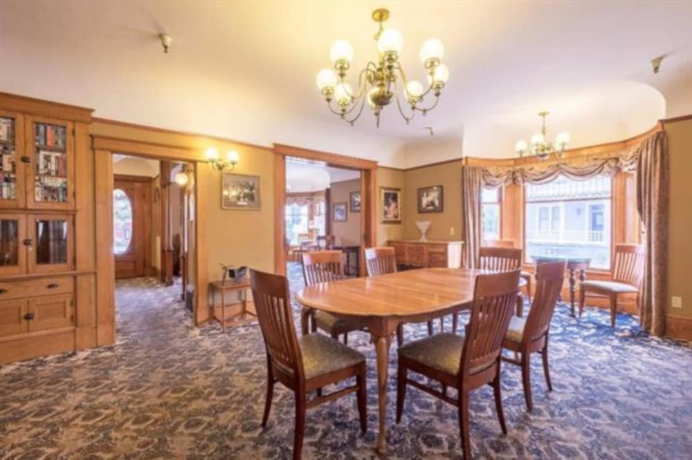 Pacific Grove Inn 78/79
