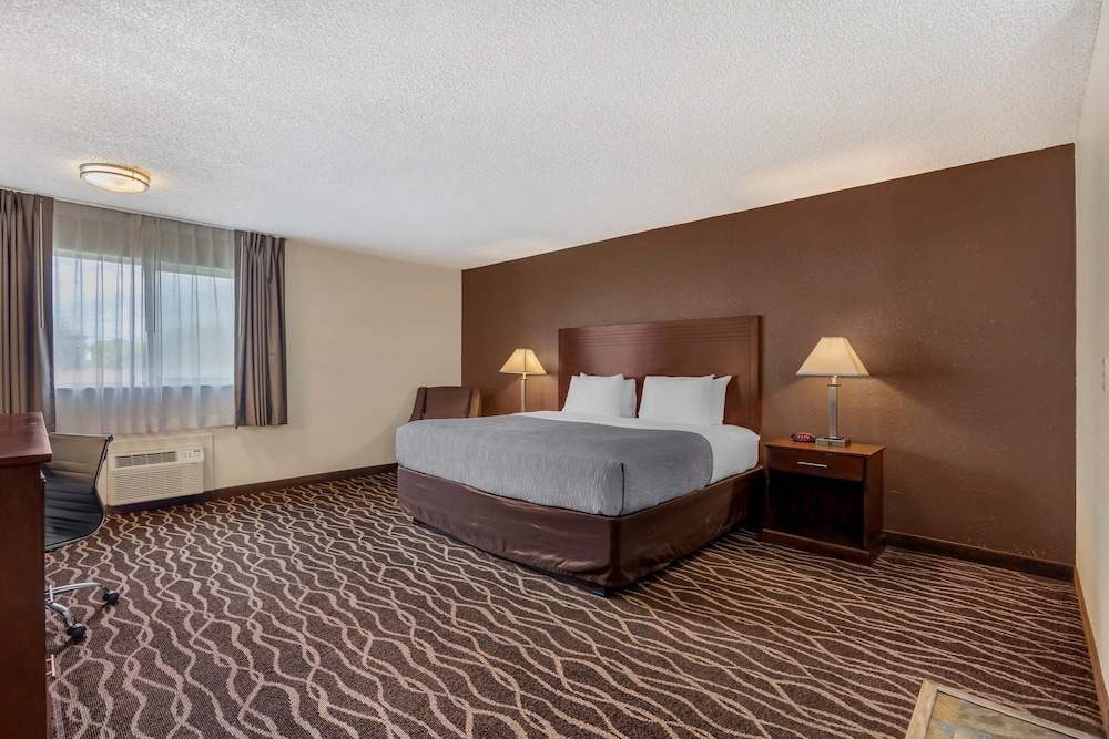 Room, King Bed, Golf Course View