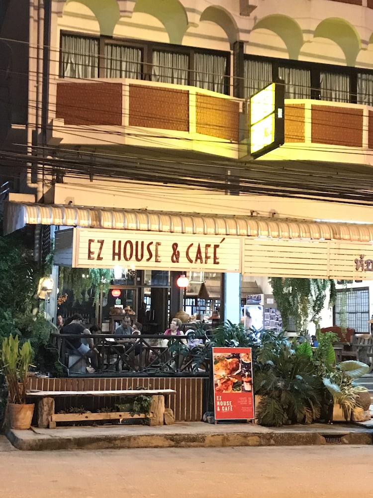 Ez House & Cafe 7/67