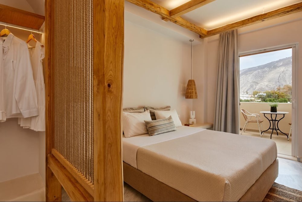 SUITE, POOL VIEW