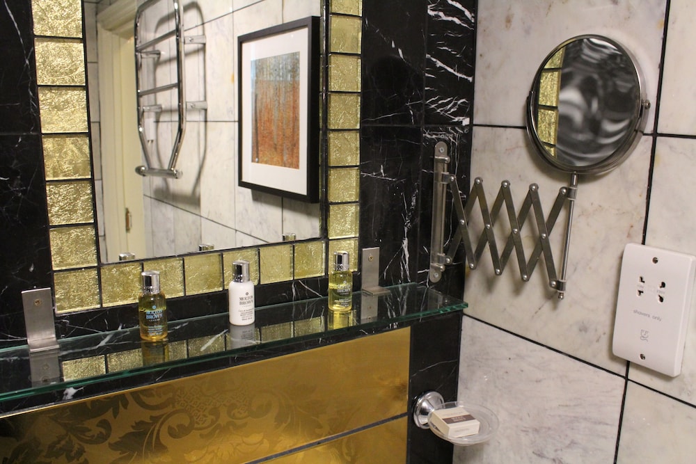 Opulence Centra London Hotel 49/75