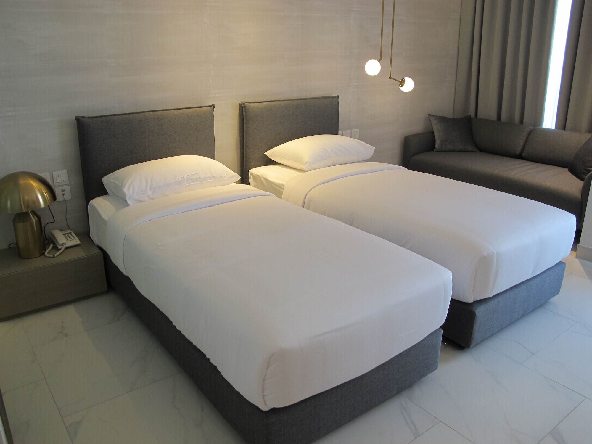 DELUXE, TWIN BEDS