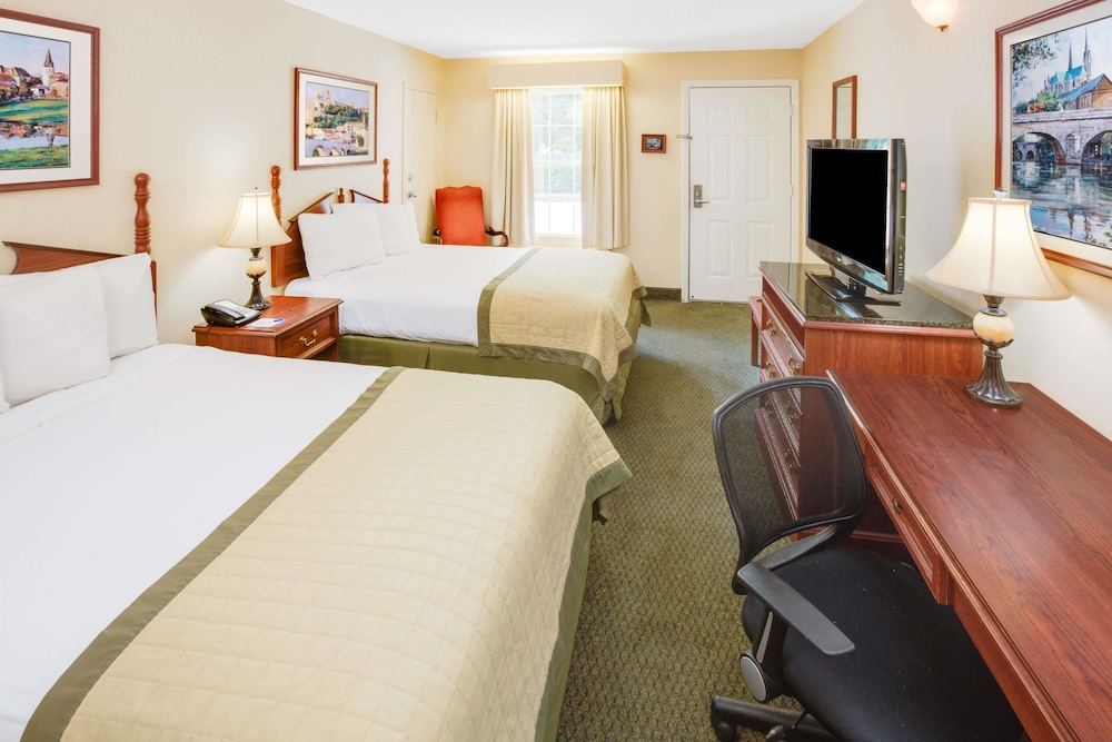 Baymont By Wyndham Ozark 10/23