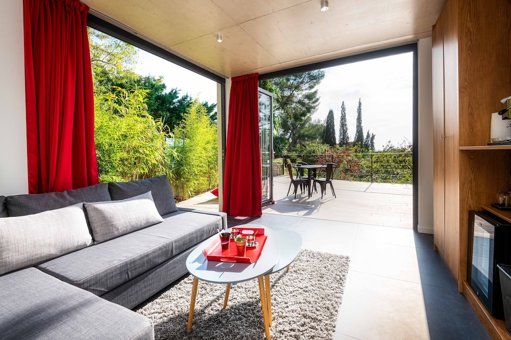 The Address Cassis 23/40