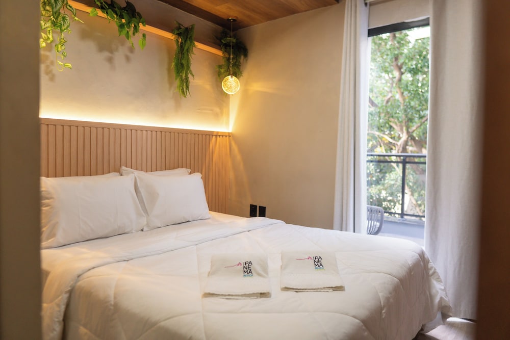 SUITE, QUEEN BED