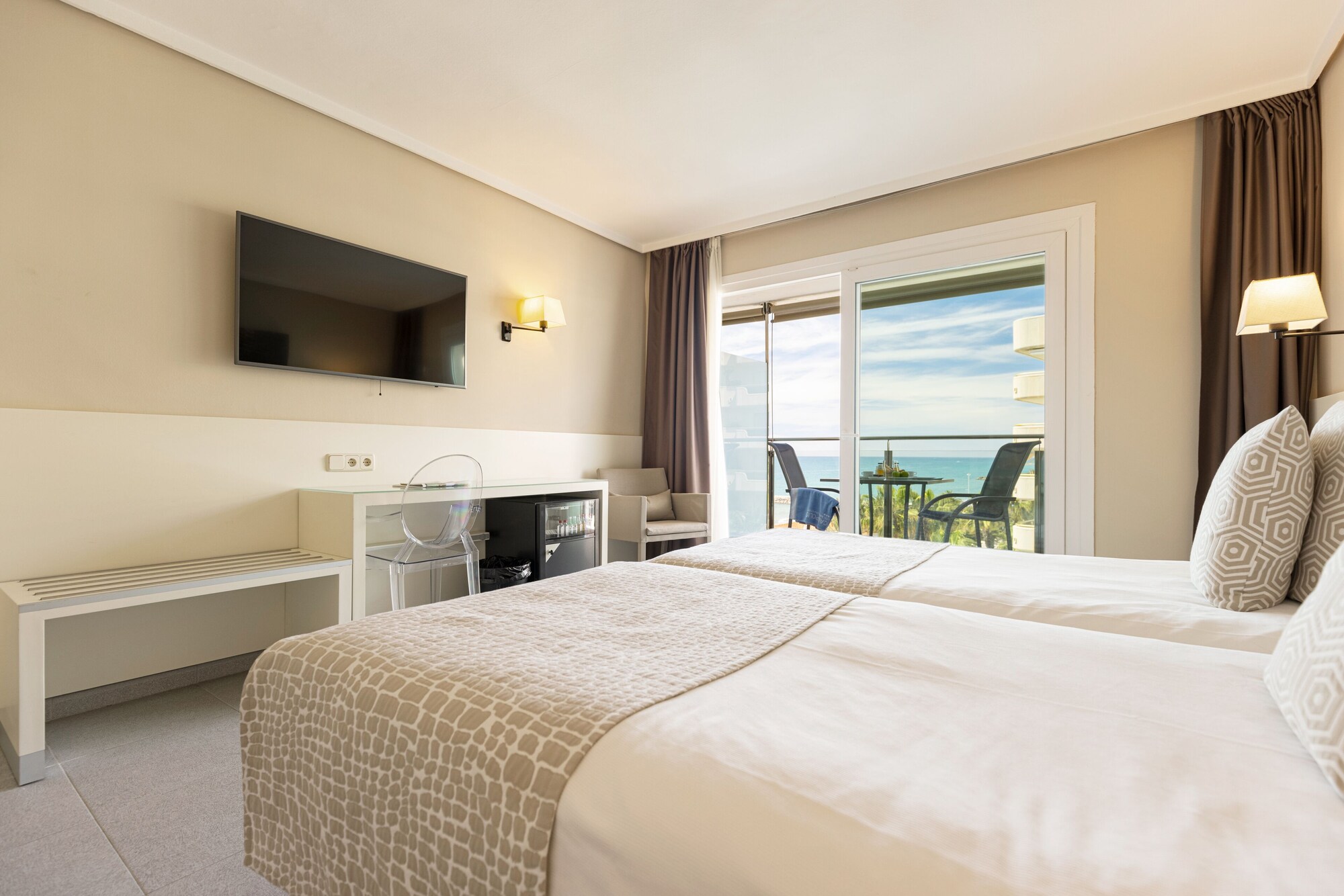 STANDARD, DOUBLE OR TWIN BED, PARTIAL SEA VIEW, TERRACE