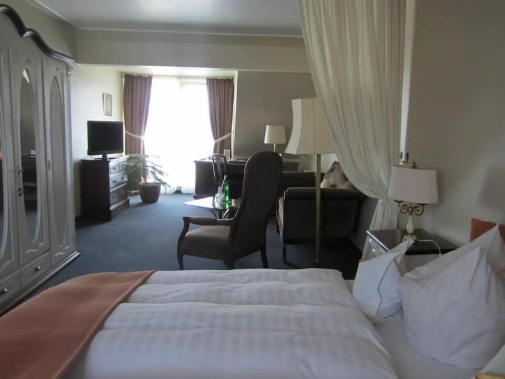 Hotel Rheinischer Hof 10/36