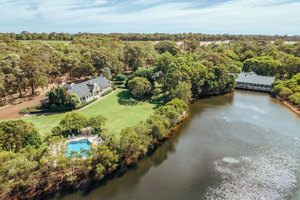 CAPE LODGE 33/50