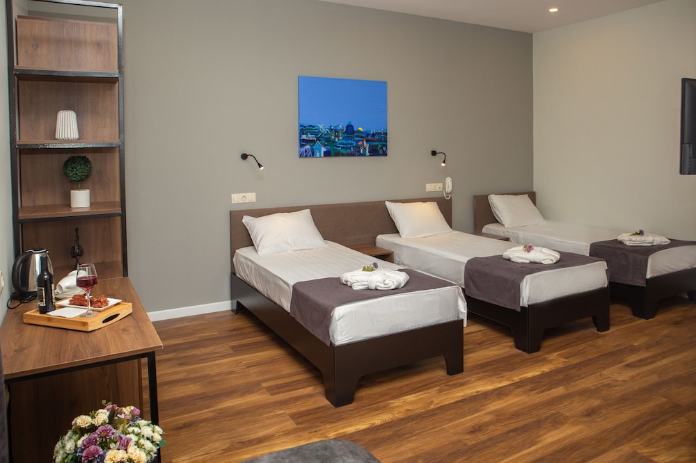STANDARD, TRIPLE, CITY VIEW, TERRACE