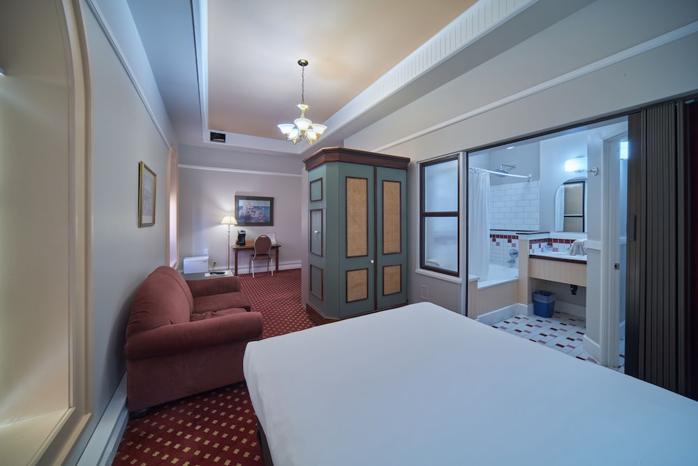 DELUXE, SINGLE, QUEEN BED