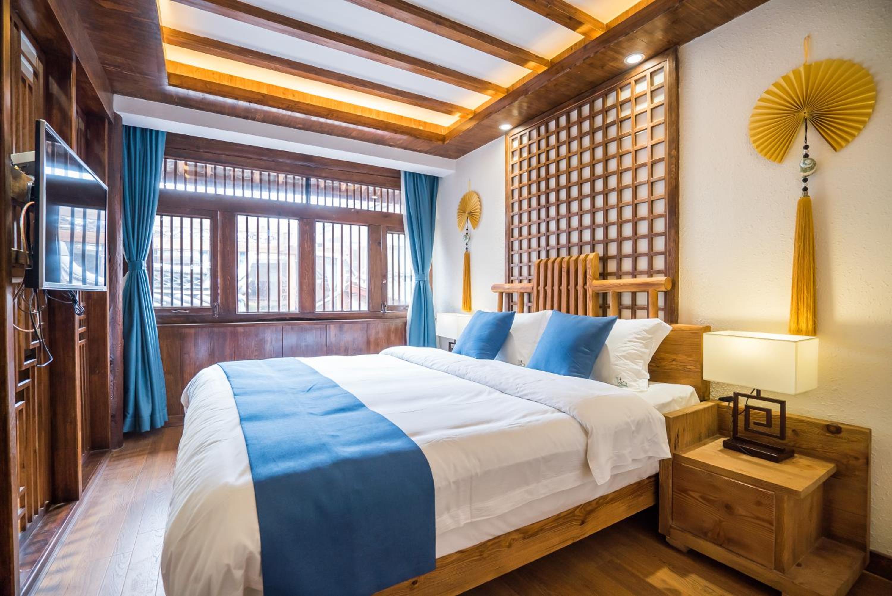 DELUXE, KING BED
