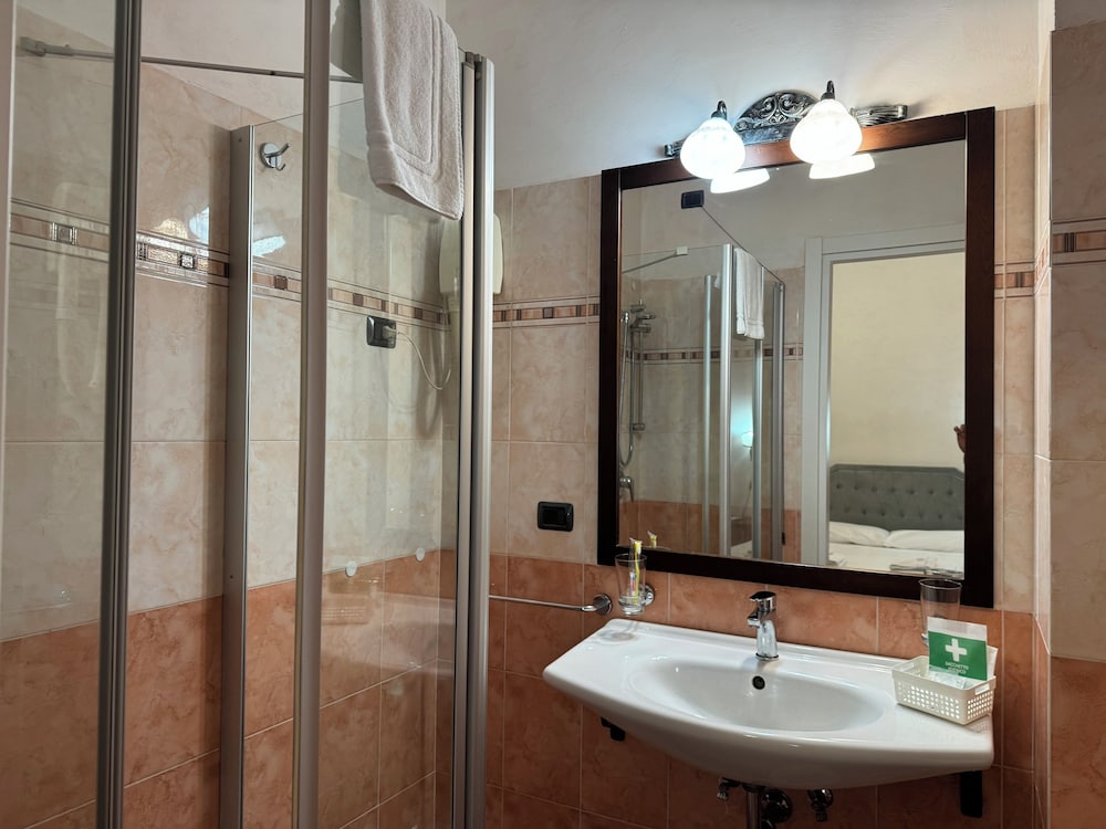 Euro House Inn Airport Hotel Residence 70/72