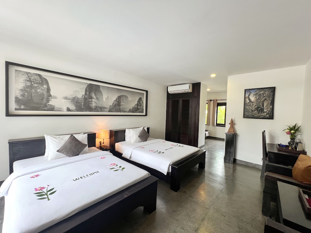 Deluxe, Triple, 3 Double Beds, Pool View, Pool Side