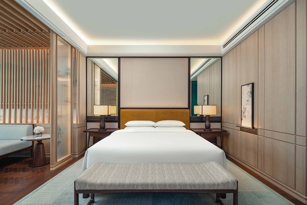 Room, King Bed, Skyline View