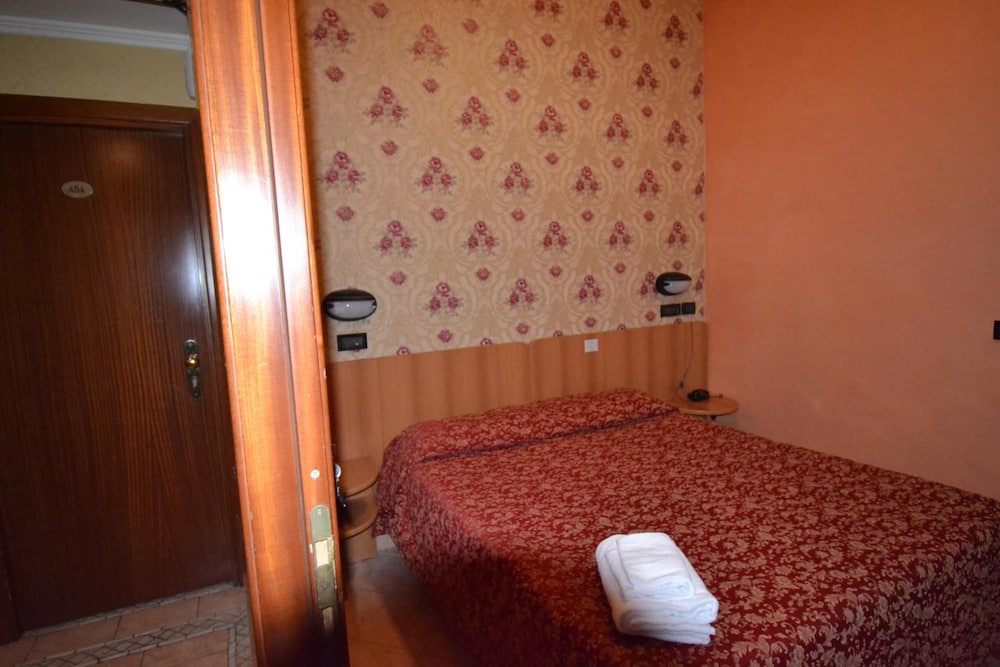 Hotel Ferrarese Roma 24/49