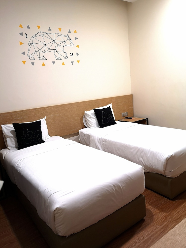 DELUXE, TWIN BEDS