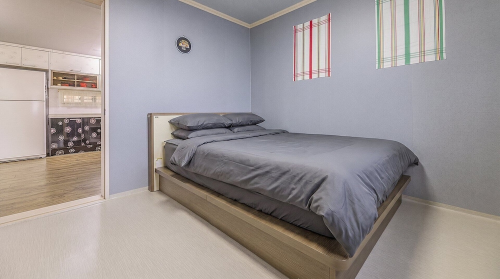 2 Bedrooms, Big, Basic, Family, 5 Futon Beds